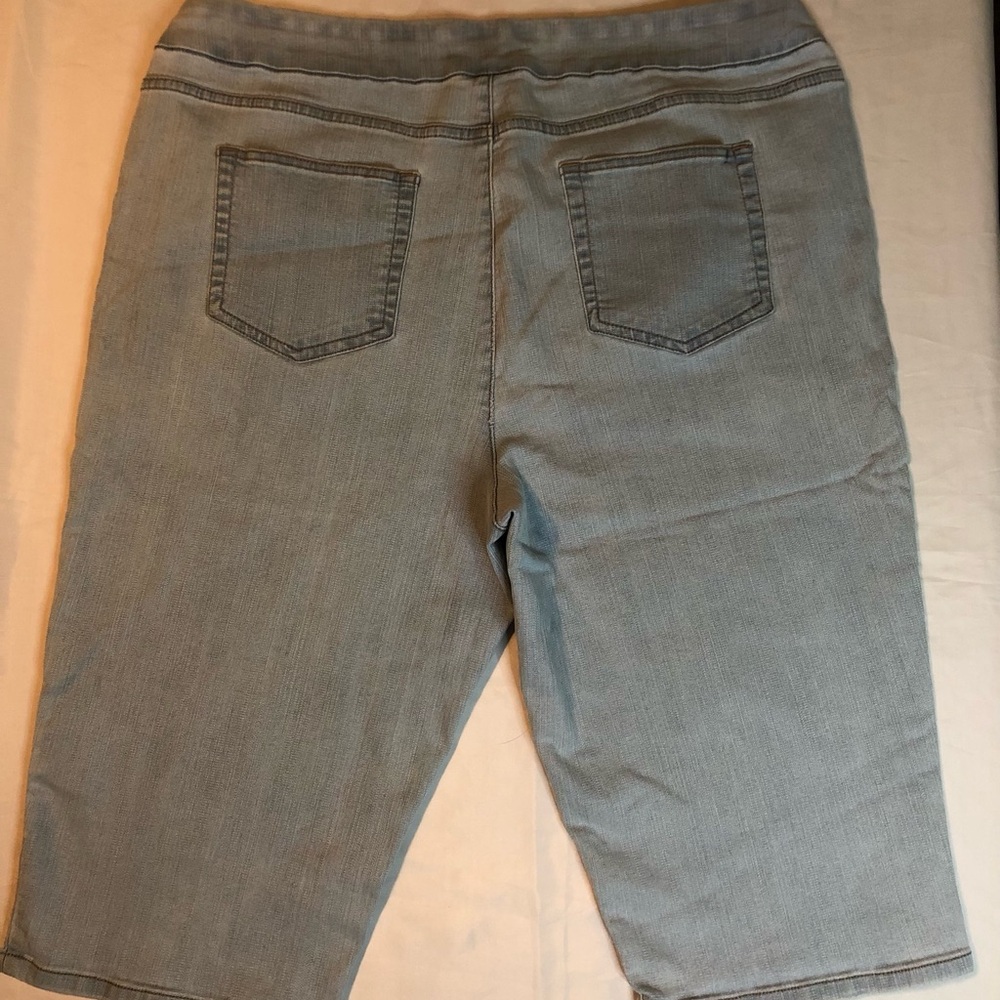 Light Wash Denim Capri Jeans